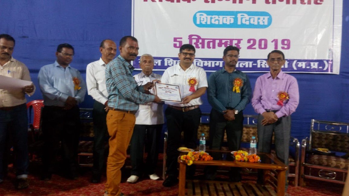 कलेक्टर महोदय के द्वारा आर टेम्भरे को सम्मानित